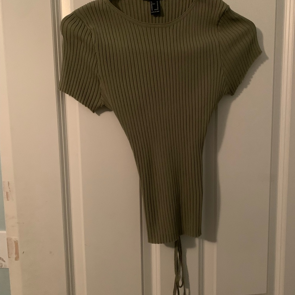 ribbed green forever 21 baby tee~ slightly cropped~ Medium but fit like small